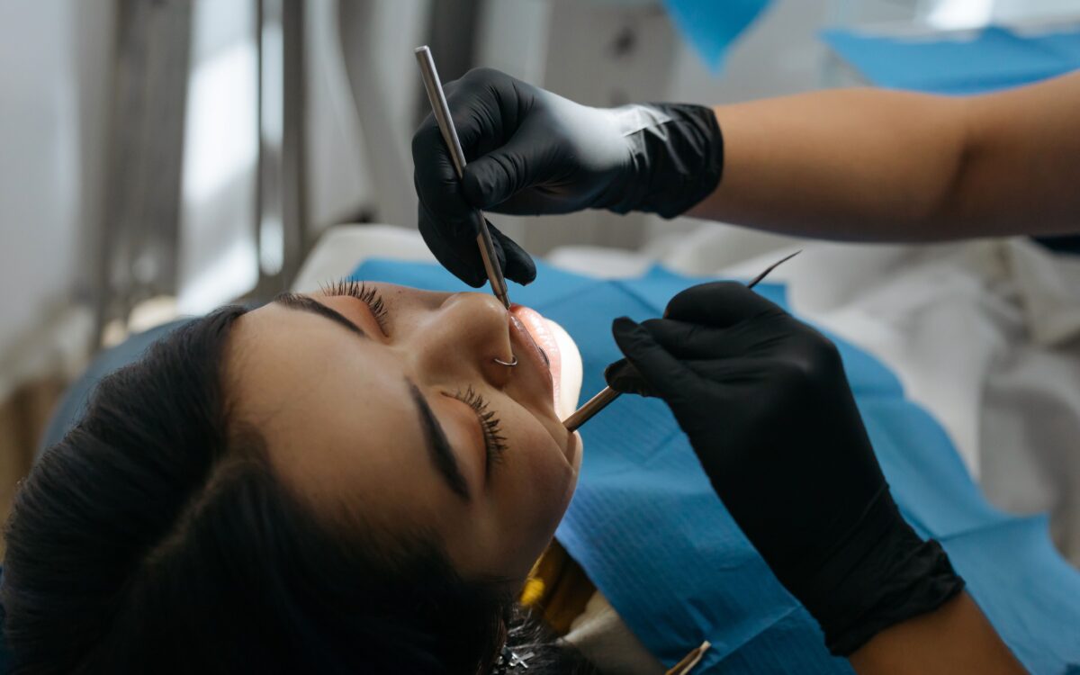 Emergency Dentist Curaçao treating a broken tooth.